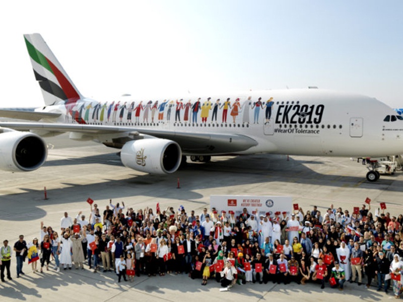 145 جنسية وخليط من ثقافات العالم على رحلة "طيران الإمارات" التاريخية